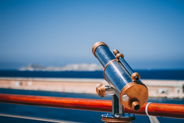 binocolo verso l'orizzonte