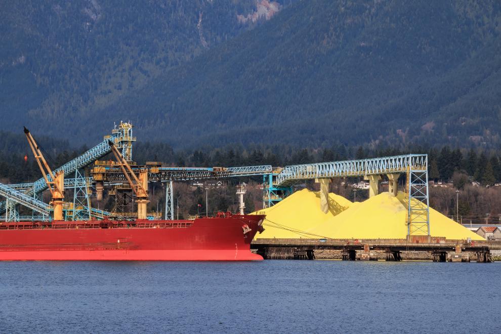 Nave che carica zolfo